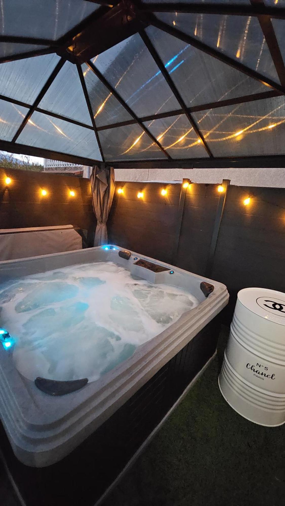 Hebergement Privee Jaccuzzi En Supplement Saint-Clair-du-Rhone Exterior foto